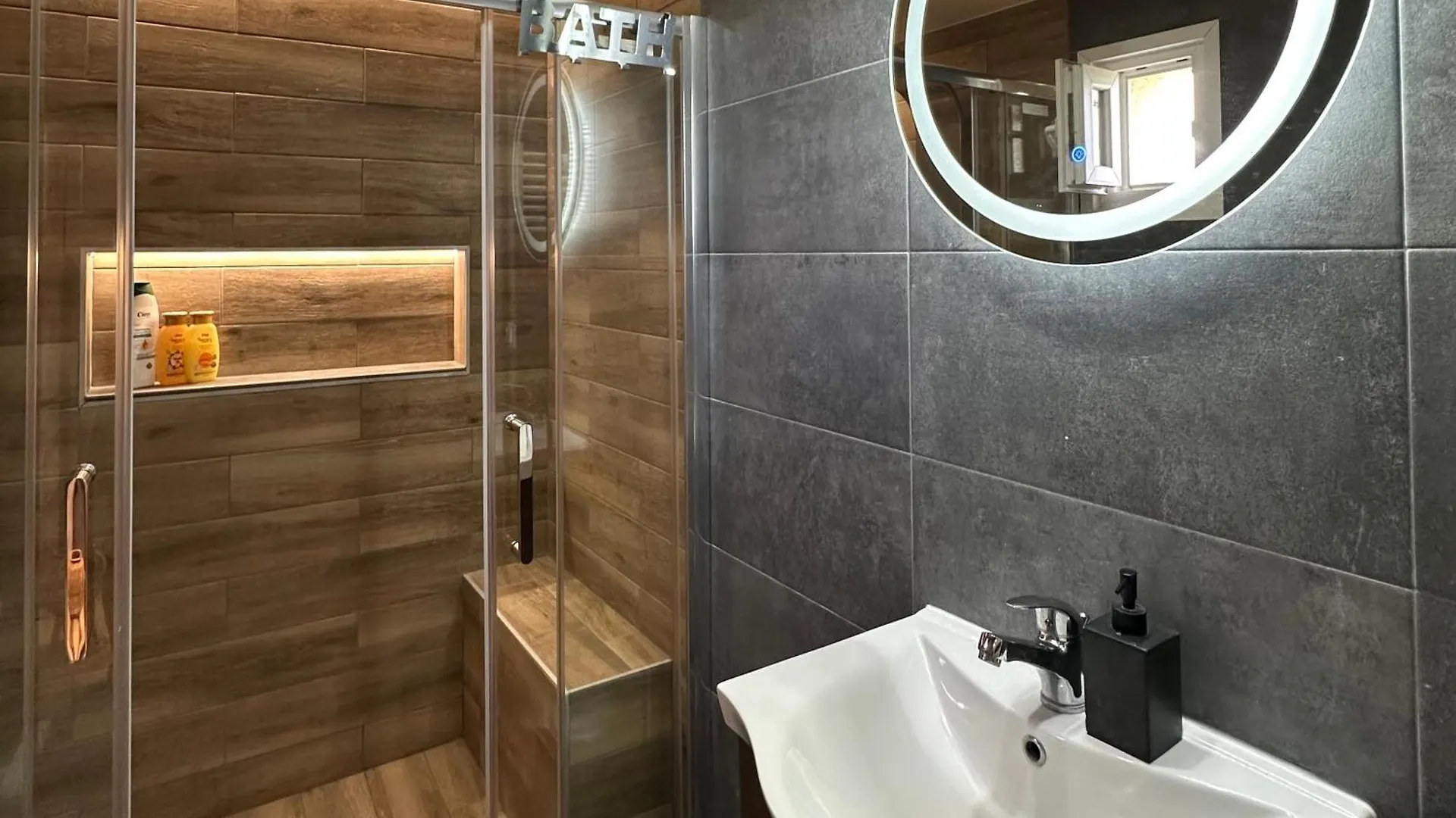 Luxury Suite With Jacuzzi Palioura