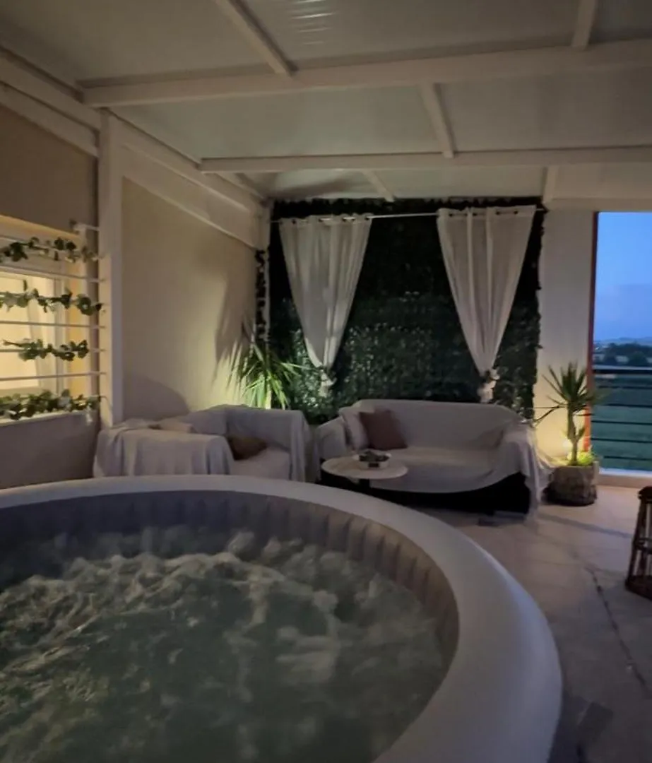 Luxury Suite With Jacuzzi Palioura